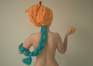 FILLE AVEC TRESSE TURQUOISE — Paola Francesca Barone